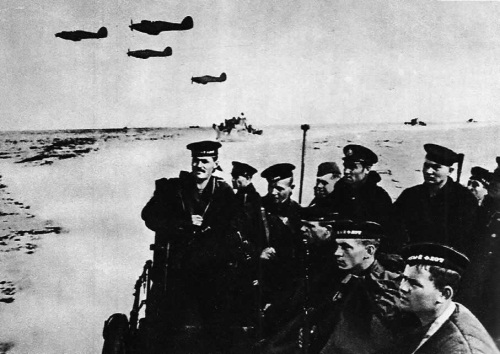 Моряки на небольшом моторном корабле и штурмовики в небе - Великая Отечественная Война